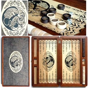 Könnte beinhalten: Ein Backgammon-Set aus Holz mit einem Tiger- und Drachen-Design. Das Set ist geschlossen und hat ein braunes Holzexterior mit einer schwarzen und weißen Einlage. Das Set ist geöffnet und zeigt die Spielfläche mit schwarzen und weißen Spielsteinen.