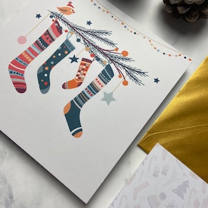 Quadratische Weihnachtskarte Strümpfe und Vogel