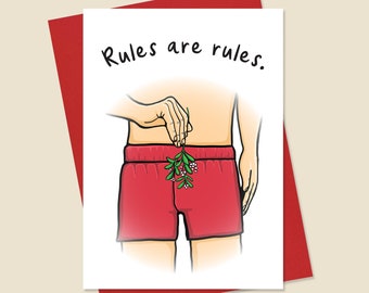 Puede incluir: Una tarjeta de felicitación humorística con una ilustración de dibujos animados de una persona que lleva pantalones cortos rojos y sostiene una rama de muérdago. El texto de la tarjeta dice "Las reglas son las reglas."