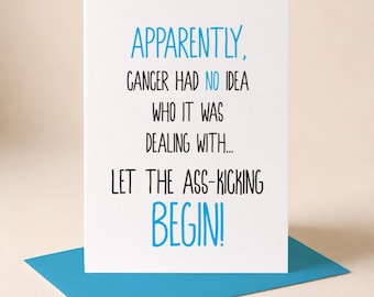 Puede incluir: Una tarjeta de felicitación blanca con texto en negro y azul que dice: APPARENTLY, CANCER HAD NO IDEA WHO IT WAS DEALING WITH... LET THE ASS-KICKING BEGIN! La tarjeta se muestra junto a un sobre azul brillante, presentando un mensaje directo.