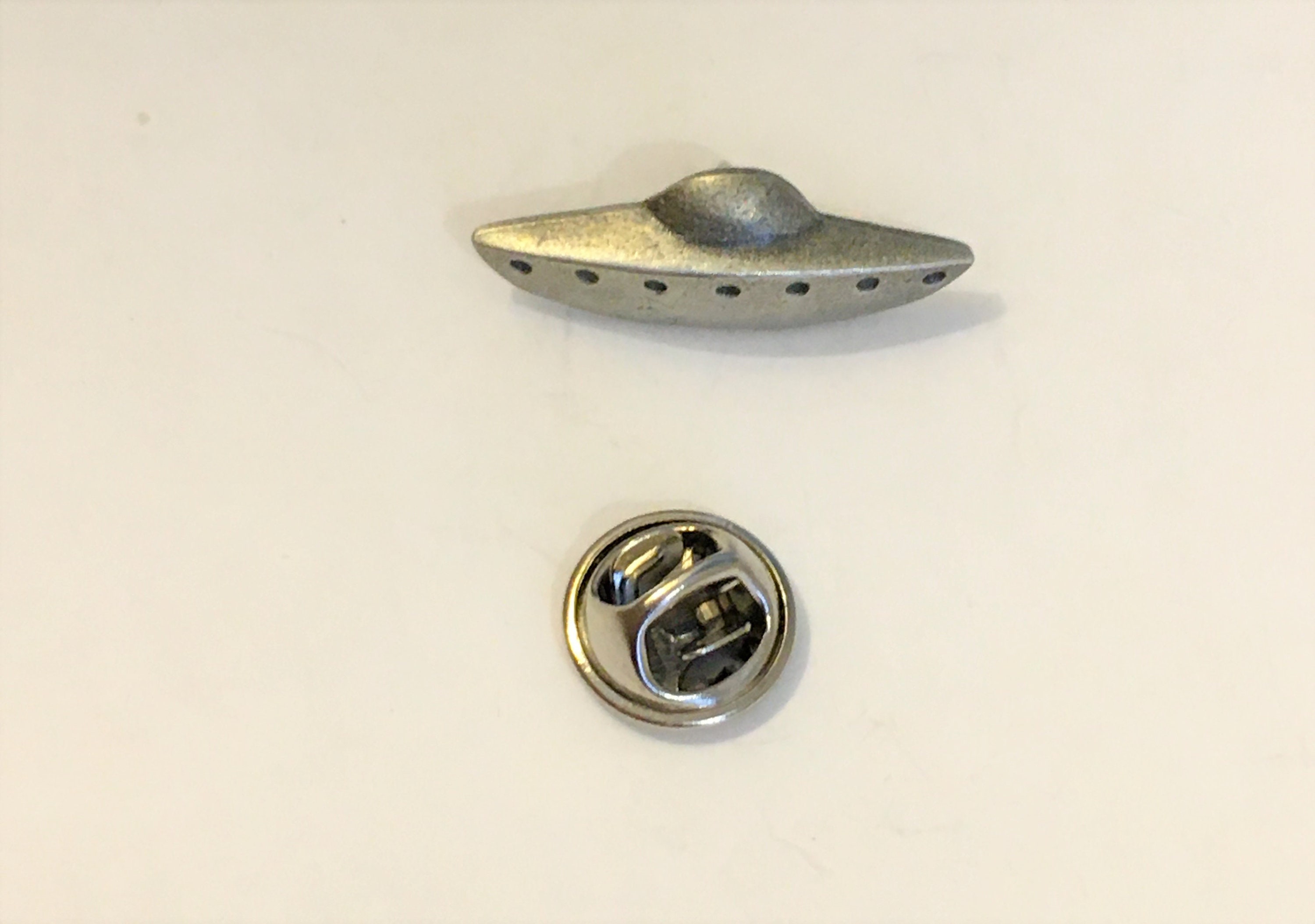 Alienkopf UFO Pin – Silber, Zinn – Abzeichen Brosche – Retro – Geschenkbox Inklusive