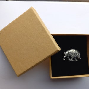 Pin de jabalí y caja de regalo