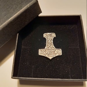 Thor&#39;s Hammer pin badge and gift box