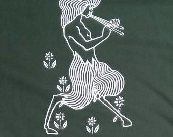 Può includere: Un disegno a linea bianca di una figura femminile con corna e coda, che suona un flauto. La figura è circondata da fiori bianchi su uno sfondo verde scuro.