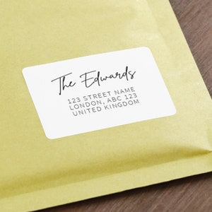 Puede incluir: Etiqueta de envío blanca con texto negro. El texto dice "The Edwards", "123 Street Name", "London, ABC 123", "United Kingdom".