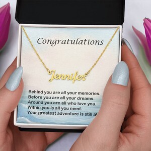 Collier personnalisé avec nom cursive de remise des diplômes | Carte de voeux inspirante de félicitations | La prochaine aventure toujours à venir