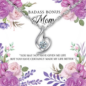 Badass Bonus Mom, Wunderschöne durchbrochene Herz Anhänger Halskette mit Botschaftskarte Geburtstag, Muttertagsgeschenk für sie, auserwählte Mutter,
