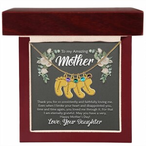 Gepersonaliseerde babyvoetjes geboortestenen hanger voor Moederdag met berichtkaart | Cadeau klaar om mama te geven | Meerdere voeten voor meerdere kinderen