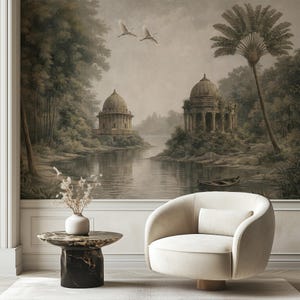 Può includere: Una serena scena d'interni con un murale di un paesaggio classico con templi, acqua e uccelli in volo. Una poltrona girevole color crema, un tavolino in marmo nero e un vaso bianco con fiori secchi completano l'elegante arredamento.