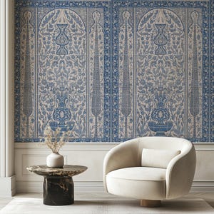 Puede incluir: Papel pintado azul y crema con un intrincado diseño floral y de jarrón. El papel pintado presenta un patrón repetitivo de jarrones llenos de flores y árboles estilizados. Una silla moderna y una mesa auxiliar están en primer plano.