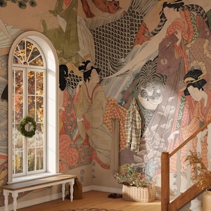 Könnte beinhalten: Ein Raum mit einem großen Wandbild, das japanische Figuren in traditioneller Kleidung zeigt. Das Wandbild ist in Beige-, Pfirsich- und Grüntönen gehalten. Ein Fenster mit einem Kranz und eine Holzbank befinden sich im Vordergrund. Eine karierte Jacke hängt an der Wand.