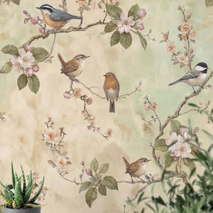 Può includere: Carta da parati con un design ad acquerello di uccelli appollaiati su rami fioriti. Gli uccelli hanno piume marroni, grigie e arancioni. I fiori sono rosa e bianchi, su uno sfondo beige e verde.