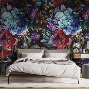 Könnte beinhalten: Ein Schlafzimmer mit einem Bett mit weißen Bettwäsche und einer Tapete mit Blumenmuster. Die Tapete zeigt große blaue, rote und violette Blumen auf einem dunklen Hintergrund.