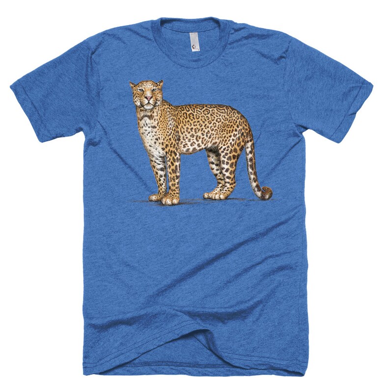 Puede incluir: Una camiseta azul de manga corta con una ilustraci&oacute;n detallada de un leopardo. El leopardo se representa de pie, mostrando su distintivo pelaje manchado. La tela de la camiseta tiene una apariencia texturizada.