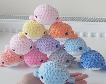 Peluche de ballena de ganchillo / Mini ballena de terciopelo suave / Lindo regalo de bolsillo / Animal marino amigurumi / Peluche pequeño hecho a mano