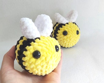 Peluche de abeja de ganchillo / Lindo juguete de abeja de chenilla / Mini regalo de abeja / Compañero de escritorio kawaii / Peluche de abeja amigurumi / Amarillo o rosa