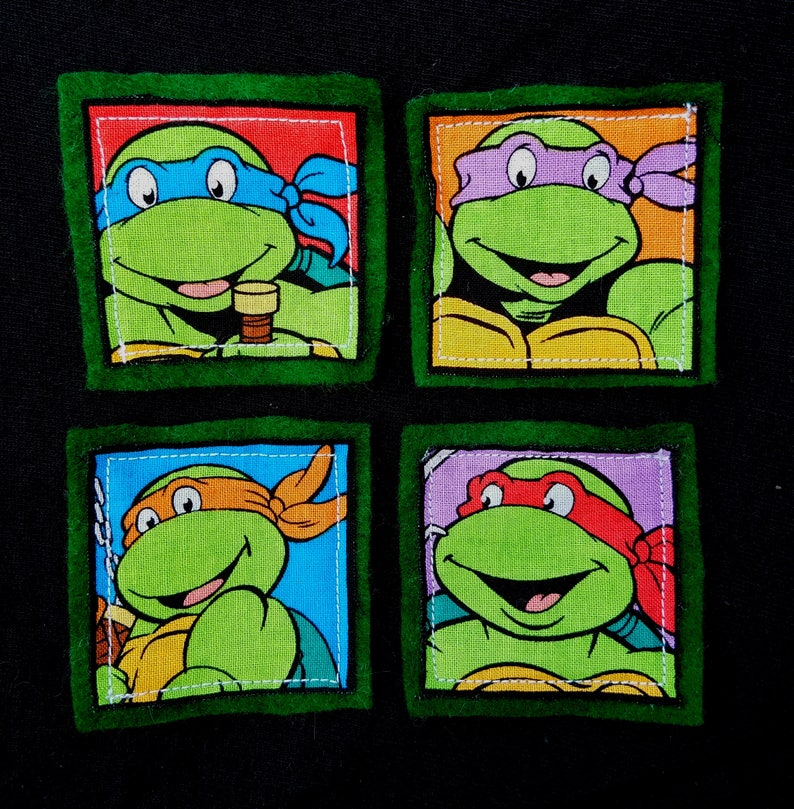 Op de afbeelding: Vier kleurrijke vierkanten met groene randen, elk met een ander Teenage Mutant Ninja Turtles-personage. De personages dragen hun kenmerkende bandana's en hebben groene huid. De vierkanten zijn in een raster gerangschikt.