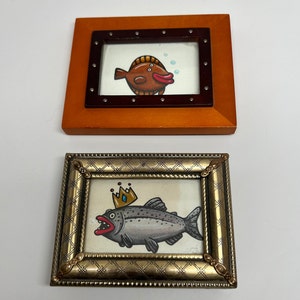 Conjunto vintage de dos pinturas de peces en acuarela en miniatura, firmadas y enmarcadas, 2002, peculiares y divertidas