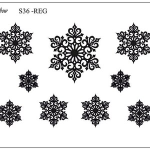 Pode incluir: Uma folha de adesivos de flocos de neve pretos com o texto "The Rainbow" e "S36-REG" nos cantos superior esquerdo e superior direito.