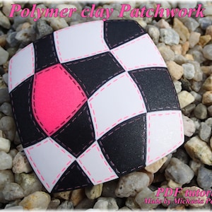 Peut inclure: Un motif de patchwork en pâte polymère noir et blanc avec des coutures roses. Le motif est en forme de carré aux coins arrondis. L'arrière-plan est un tas de petites pierres grises. Le texte "PDF tutorial" et "Made by Michaela Peckova" est en bas de l'image.