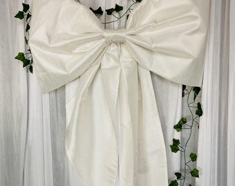 Large Ivory Taffeta Bow – Elegant Decorative Accent for Events & Weddings