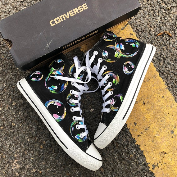 Bolle di sapone verniciato Converse, personalizzato dipinto a mano sapone bolle le scarpe, Sneakers personalizzate dipinte le bolle di sapone, opera Bolle di sapone verniciato Converse, personalizzato dipinto a mano sapone bolle le scarpe, Sneakers personalizzate dipinte le bolle di sapone, opera
