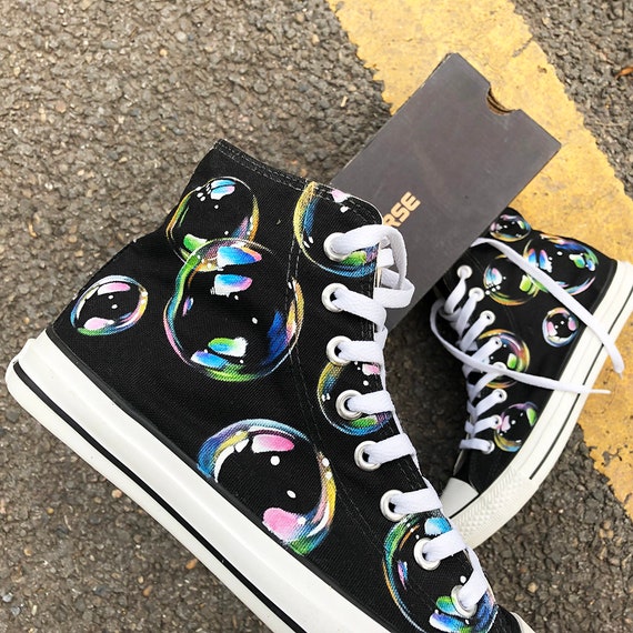 Bolle di sapone verniciato Converse, personalizzato dipinto a mano sapone bolle le scarpe, Sneakers personalizzate dipinte le bolle di sapone, opera Bolle di sapone verniciato Converse, personalizzato dipinto a mano sapone bolle le scarpe, Sneakers personalizzate dipinte le bolle di sapone, opera
