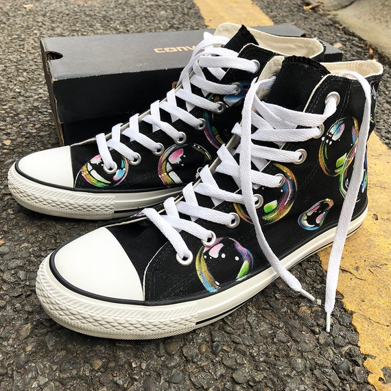 Bolle di sapone verniciato Converse, personalizzato dipinto a mano sapone bolle le scarpe, Sneakers personalizzate dipinte le bolle di sapone, opera Bolle di sapone verniciato Converse, personalizzato dipinto a mano sapone bolle le scarpe, Sneakers personalizzate dipinte le bolle di sapone, opera