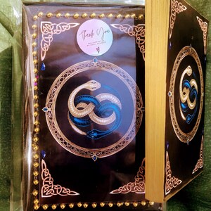 ORÁCULO ADIVINATORIO DE CARTAS PINTADAS A MANO Y LIBRO. Herramienta espiritual utilizada para recibir orientación, mensajes y respuestas. Contiene cartas ilustradas a mano y un libro canalizado con los significados, palabras clave y mensaje de cada carta, puedes hacer una lectura como un tarot. ritual, adivinación, exclusividad, baraja de cartas mágicas