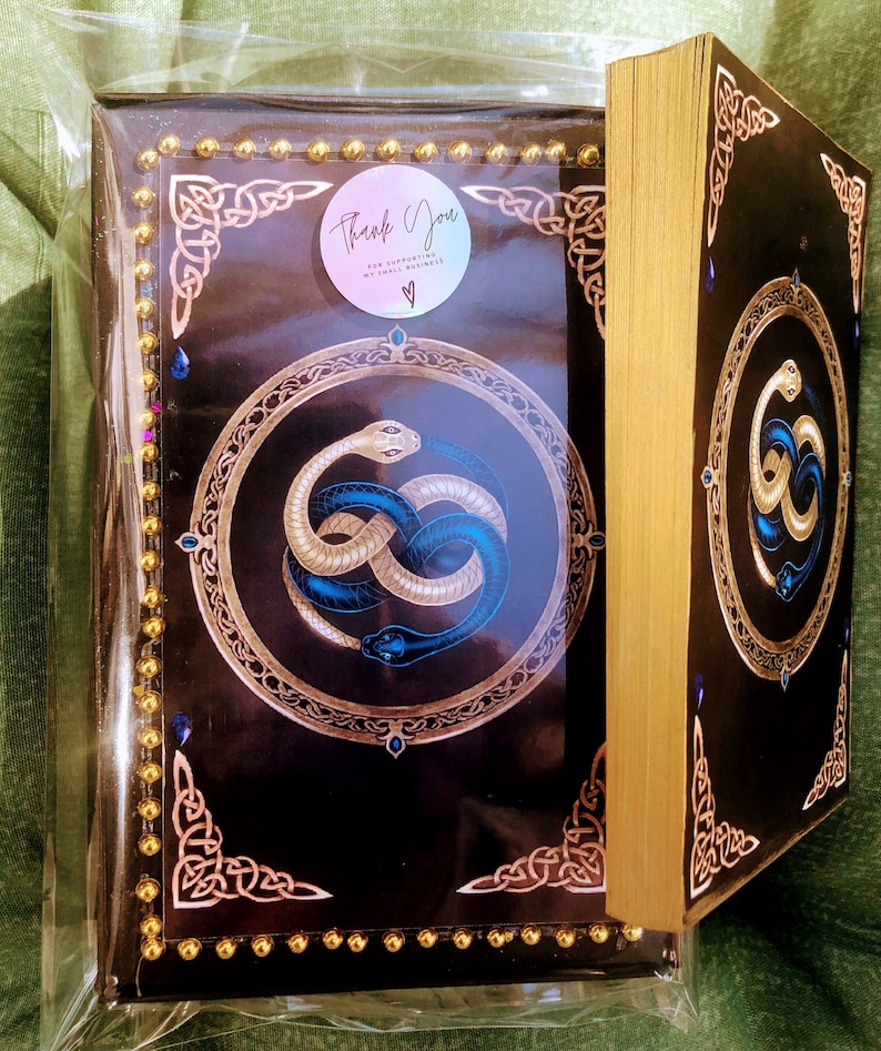ORÁCULO ADIVINATORIO DE CARTAS PINTADAS A MANO Y LIBRO. Herramienta espiritual utilizada para recibir orientación, mensajes y respuestas. Contiene cartas ilustradas a mano y un libro canalizado con los significados, palabras clave y mensaje de cada carta, puedes hacer una lectura como un tarot. ritual, adivinación, exclusividad, baraja de cartas mágicas