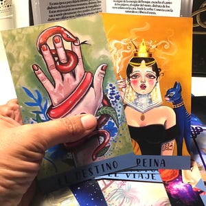 ORÁCULO ADIVINATORIO DE CARTAS PINTADAS A MANO Y LIBRO. Herramienta espiritual utilizada para recibir orientación, mensajes y respuestas. Contiene cartas ilustradas a mano y un libro canalizado con los significados, palabras clave y mensaje de cada carta, puedes hacer una lectura como un tarot. ritual, adivinación, exclusividad, baraja de cartas mágicas