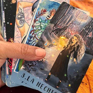 la magia está en n tus manos, adivina con este oráculo de cartas y libro canalizado en los sueños para guiarte en el camino y conocer lo oculto. hecho a mano con clarividencia para mostrar lo oculto y resolver tus dudas. brujería hecha realidad fácil de usar para saber, todos los secretos te serán revelados, conexión espiritual, conecta contigo misma con esta baraja de cartas adivinatorias y mágicas. guía de autoayuda y meditación, conexión, espiritualidad, clarividencia y tarot . cartas