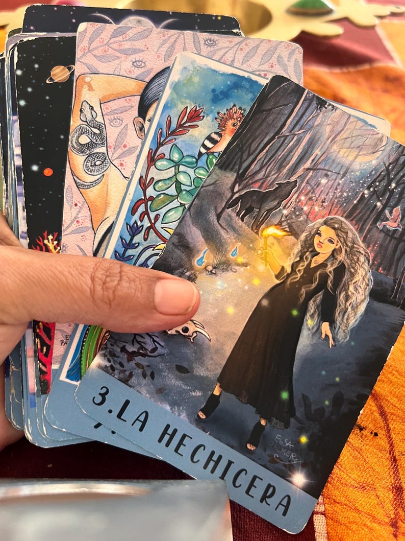 la magia está en n tus manos, adivina con este oráculo de cartas y libro canalizado en los sueños para guiarte en el camino y conocer lo oculto. hecho a mano con clarividencia para mostrar lo oculto y resolver tus dudas. brujería hecha realidad fácil de usar para saber, todos los secretos te serán revelados, conexión espiritual, conecta contigo misma con esta baraja de cartas adivinatorias y mágicas. guía de autoayuda y meditación, conexión, espiritualidad, clarividencia y tarot . cartas