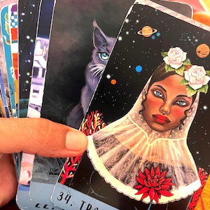 la magia está en n tus manos, adivina con este oráculo de cartas y libro canalizado en los sueños para guiarte en el camino y conocer lo oculto. hecho a mano con clarividencia para mostrar lo oculto y resolver tus dudas. brujería hecha realidad fácil de usar para saber, todos los secretos te serán revelados, conexión espiritual, conecta contigo misma con esta baraja de cartas adivinatorias y mágicas. guía de autoayuda y meditación, conexión, espiritualidad, clarividencia y tarot . cartas