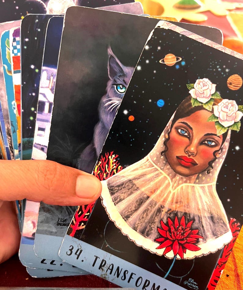 la magia está en n tus manos, adivina con este oráculo de cartas y libro canalizado en los sueños para guiarte en el camino y conocer lo oculto. hecho a mano con clarividencia para mostrar lo oculto y resolver tus dudas. brujería hecha realidad fácil de usar para saber, todos los secretos te serán revelados, conexión espiritual, conecta contigo misma con esta baraja de cartas adivinatorias y mágicas. guía de autoayuda y meditación, conexión, espiritualidad, clarividencia y tarot . cartas
