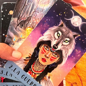 la magia está en n tus manos, adivina con este oráculo de cartas y libro canalizado en los sueños para guiarte en el camino y conocer lo oculto. hecho a mano con clarividencia para mostrar lo oculto y resolver tus dudas. brujería hecha realidad fácil de usar para saber, todos los secretos te serán revelados, conexión espiritual, conecta contigo misma con esta baraja de cartas adivinatorias y mágicas. guía de autoayuda y meditación, conexión, espiritualidad, clarividencia y tarot . cartas