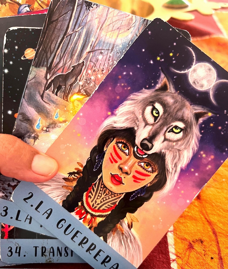 la magia está en n tus manos, adivina con este oráculo de cartas y libro canalizado en los sueños para guiarte en el camino y conocer lo oculto. hecho a mano con clarividencia para mostrar lo oculto y resolver tus dudas. brujería hecha realidad fácil de usar para saber, todos los secretos te serán revelados, conexión espiritual, conecta contigo misma con esta baraja de cartas adivinatorias y mágicas. guía de autoayuda y meditación, conexión, espiritualidad, clarividencia y tarot . cartas