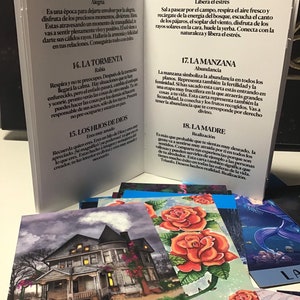 ORÁCULO DE LA HECHICERA, donde la respuesta es verdadera Descubre el poder de la adivinación con este oráculo único y exclusivo, pintado a mano y acompañado de un libro ilustrado canalizado desde el más allá. 36 cartas adivinatorias y libro canalizado. Cartas pintadas a mano, tarots , oráculo.