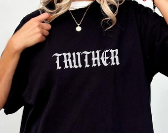 T-shirt med sanningssökare, premium unisex konspirationströja, grafisk väckningströja, alternativ medie-tröja, ifrågasätt allt-tröja