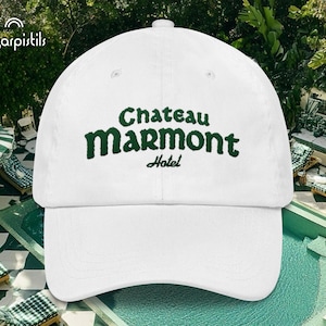 Puede incluir: Gorra de béisbol blanca con texto bordado en verde que dice "Chateau Marmont Hotel".