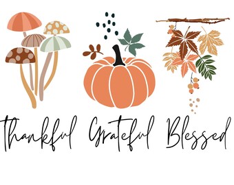 Puede incluir: Un diseño con temática de Acción de Gracias con las palabras "Thankful", "Grateful" y "Blessed" escritas en cursiva negra. El diseño presenta una calabaza, champiñones y una rama con hojas y bayas.