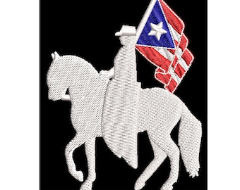 Puede incluir: Imagen bordada en blanco de una persona a caballo sosteniendo una bandera puertorriqueña. La bandera es roja, blanca y azul con una estrella en el centro.