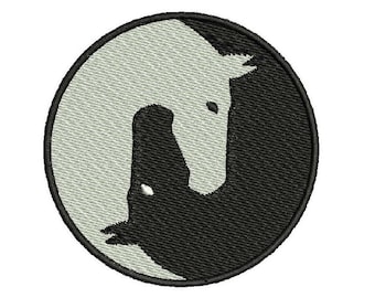 Puede incluir: Símbolo yin yang en blanco y negro con una silueta de caballo a cada lado.