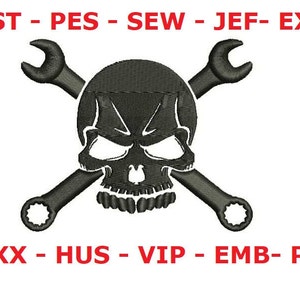 Op de afbeelding: Zwart-witte schedel en gekruiste beenderen ontwerp met twee moersleutels. De tekst "DST - PES - SEW - JEF - EXP" staat boven het ontwerp en de tekst "XXX - HUS - VIP - EMB - PDF" staat onder het ontwerp.