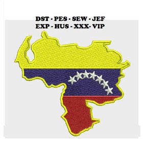 Könnte beinhalten: Ein gestickter Aufnäher in Form von Venezuela mit den Farben der venezolanischen Flagge: Gelb, Blau und Rot. Der blaue Teil der Flagge hat acht weiße Sterne in einem Bogen. Der Text "DST - PES - SEW - JEF EXP - HUS - XXX - VIP" befindet sich über dem Aufnäher.