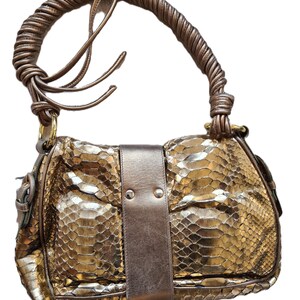 Sac femme en cuir de python doré, Walter Steiger, Business Style, vue de dos, posé à plat sur fond blanc