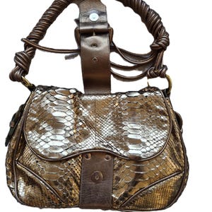 Sac femme en cuir de python doré, Walter Steiger, Business Style, vue de face, posé à plat sur fond blanc, avec boucle ouverte