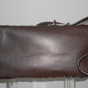 Sac en laine et cuir chocolat, Marni, collection Automne - Hiver 2010, Business Style, vue du dessous en cuir grainé