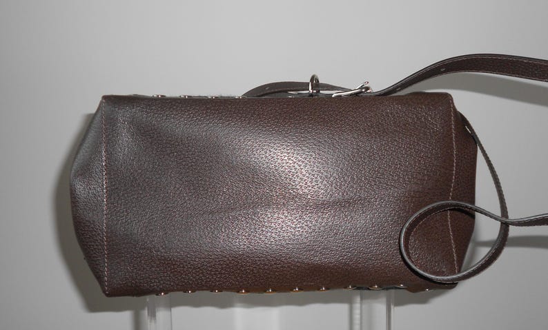 Sac en laine et cuir chocolat, Marni, collection Automne - Hiver 2010, Business Style, vue du dessous en cuir grainé
