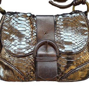 Sac femme en cuir de python doré, Walter Steiger, Business Style, vue de face, posé à plat sur fond blanc, zoom sur la boucle